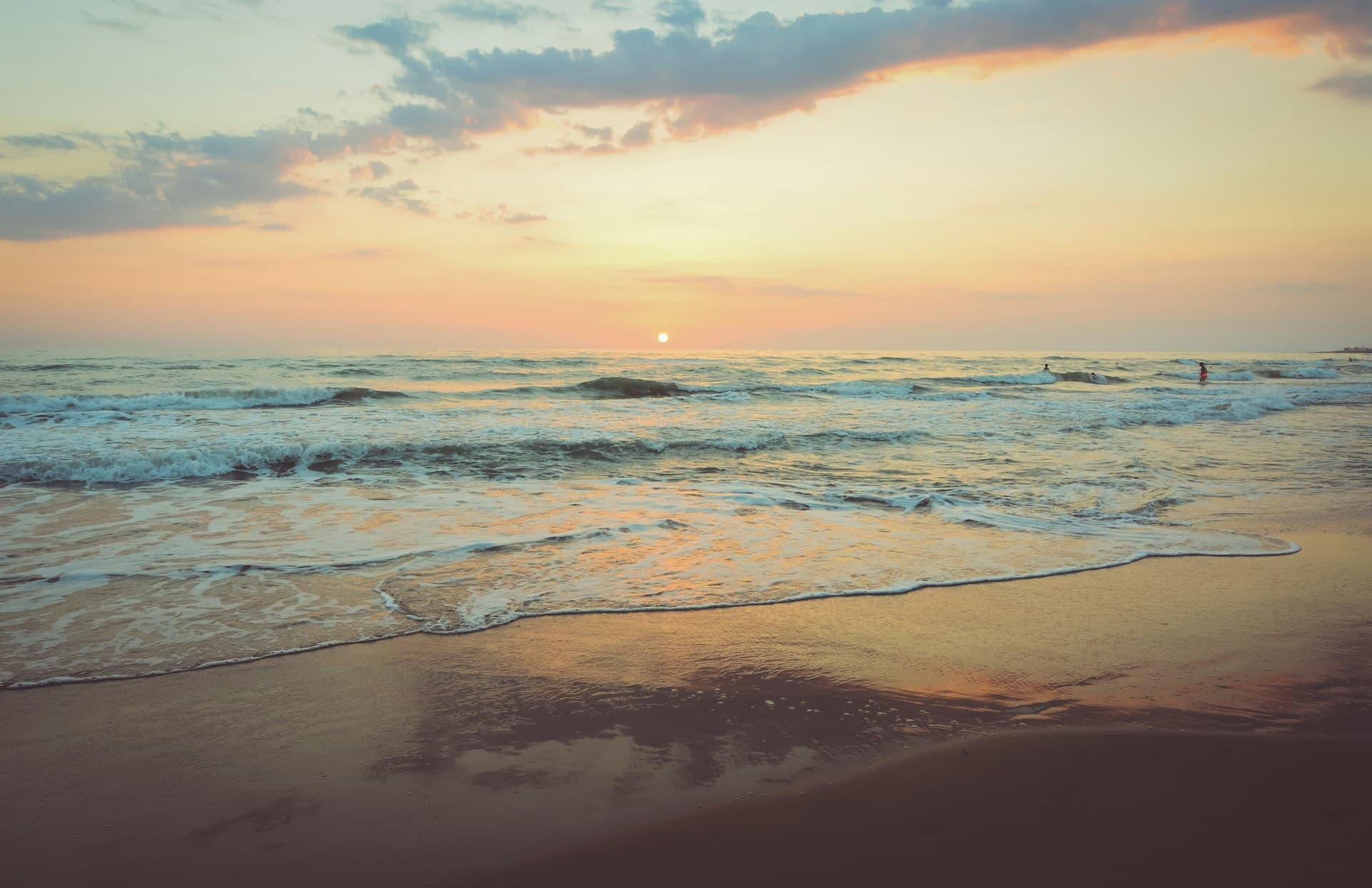Берег озера Балхаш — бирюзовая вода и бескрайняя степь